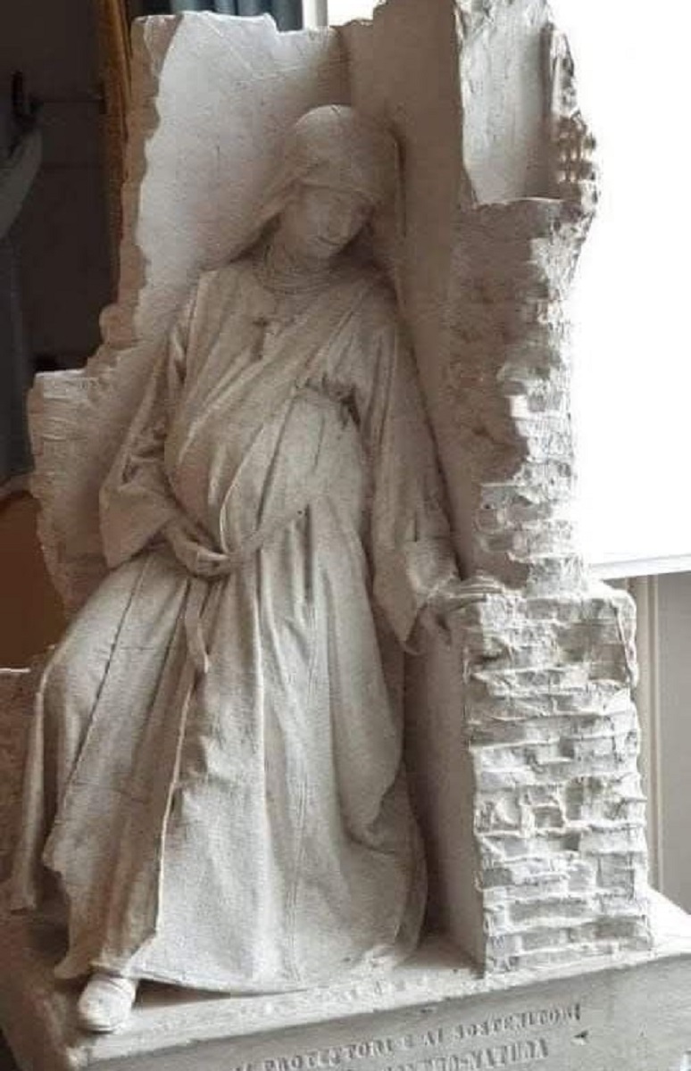 En la foto, La escultura la Monja Embarazada