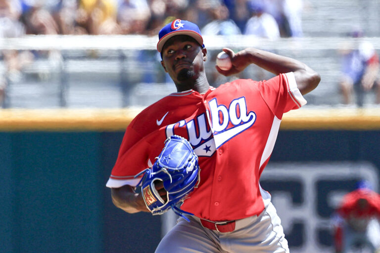 En la foto, el pitcher cubano Liván Moinelo