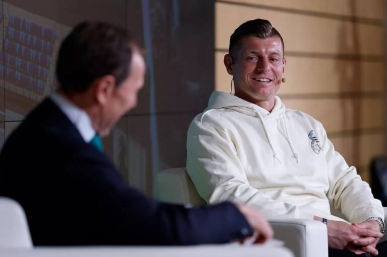 En la foto, Toni Kroos charla con Emilio Butragueño