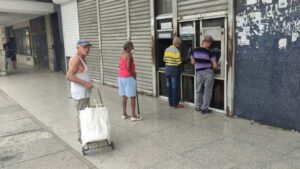 En la foto, ancianos en un cajero en La Habana