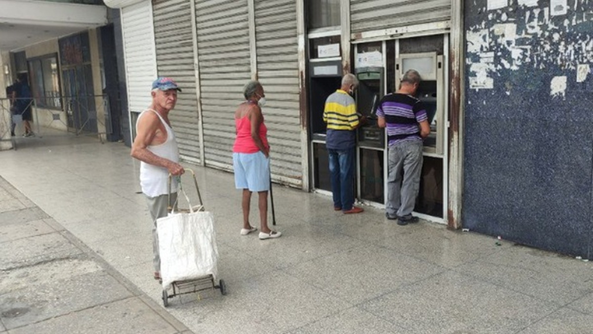 En la foto, ancianos en un cajero en La Habana
