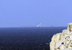 En la foto, petroleros navegan por el estrecho de Ormuz, en Oman