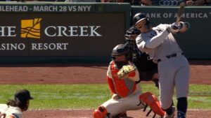 En la foto, Judge pega su primer jonrón de la temporada