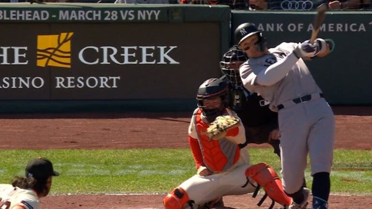 En la foto, Judge pega su primer jonrón de la temporada