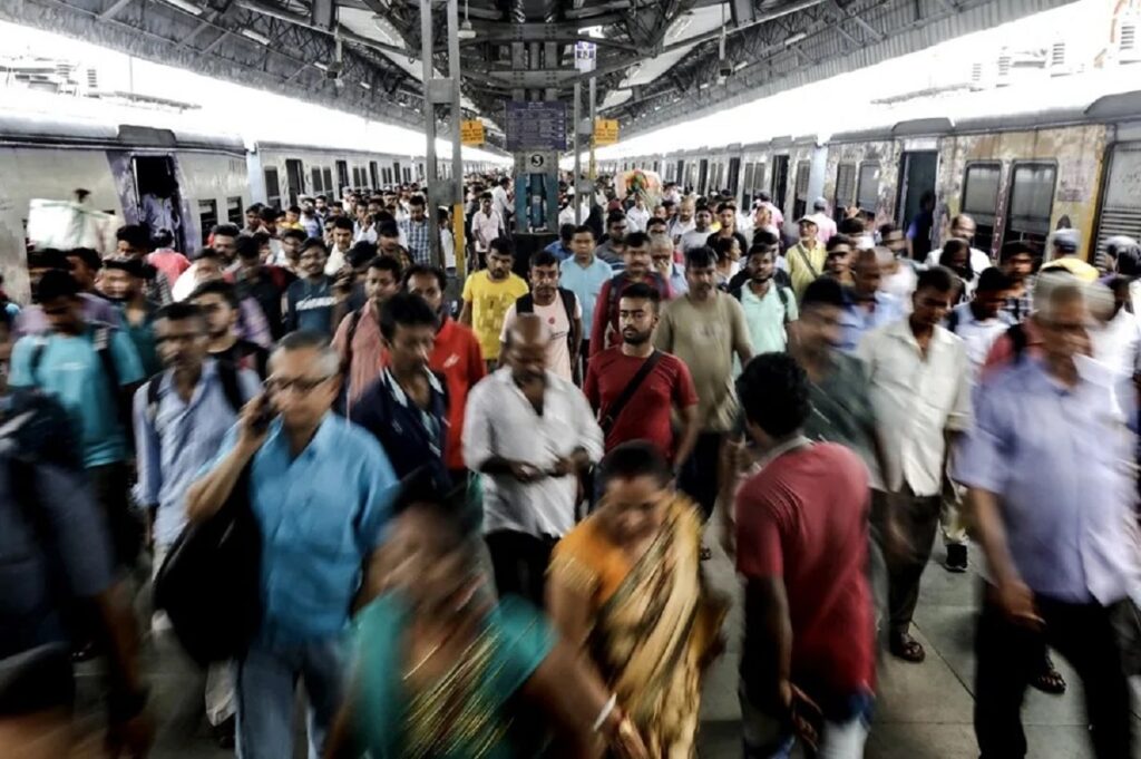 En la foto, Pasajeros indios salen de la estación de tren de Sealdah en Calcuta