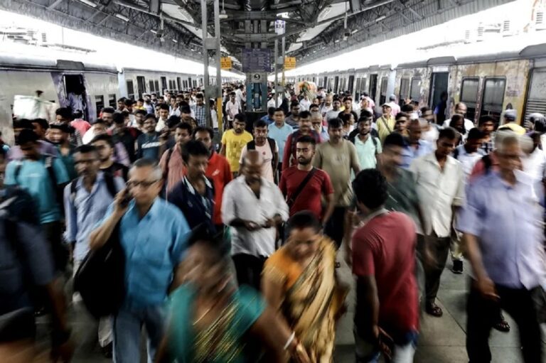 En la foto, Pasajeros indios salen de la estación de tren de Sealdah en Calcuta