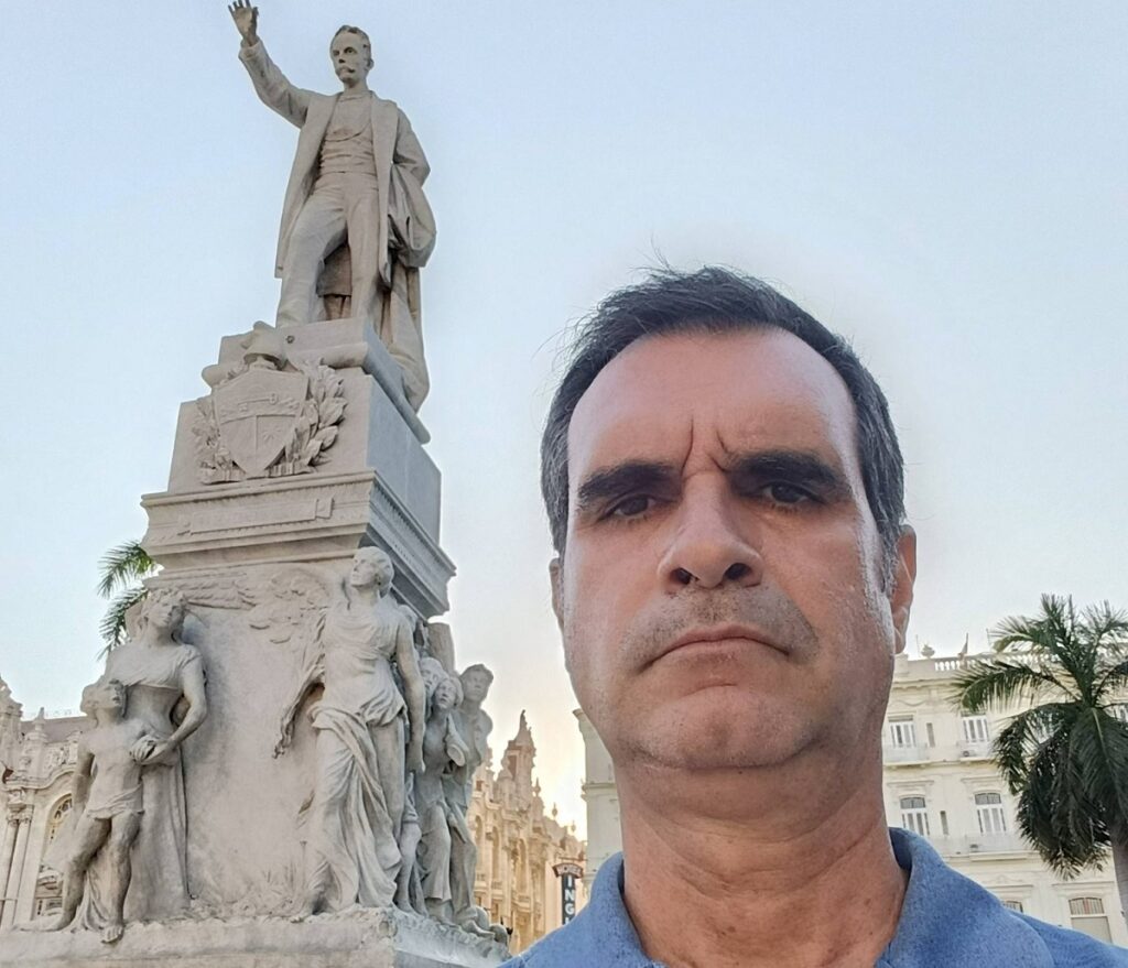 En la foto, Abel Tablada ante una estatua de Martí