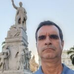 En la foto, Abel Tablada ante una estatua de Martí