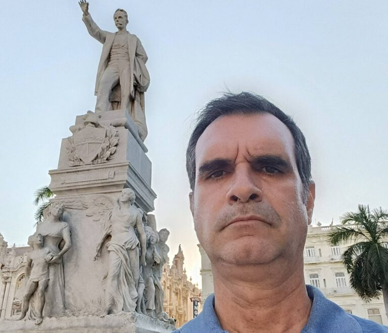 En la foto, Abel Tablada ante una estatua de Martí