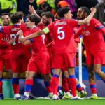 En la foto, el PSG clebra su pase ante el Chelsea