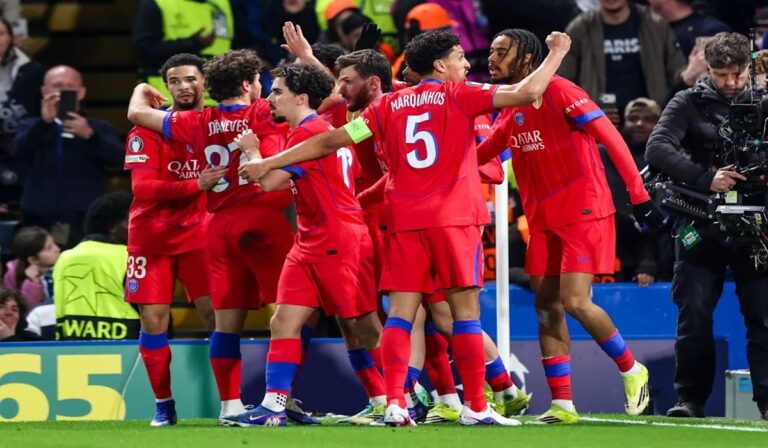 En la foto, el PSG clebra su pase ante el Chelsea