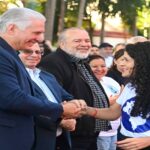 En la foto, el presidente impuesto de Cuba saluda a uno de los jóvnes solidarios que visita Cuba