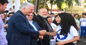 En la foto, el presidente impuesto de Cuba saluda a uno de los jóvnes solidarios que visita Cuba