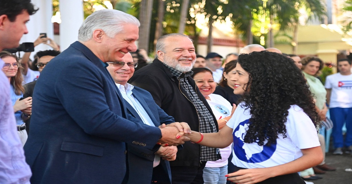 En la foto, el presidente impuesto de Cuba saluda a uno de los jóvnes solidarios que visita Cuba