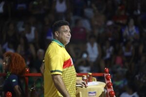 En la foto, El exfutbolista brasileño Ronaldo asiste a un acto previo al inicio de los desfiles de las escuelas de samba este domingo, en el sambódromo de Río de Janeiro (Brasil)