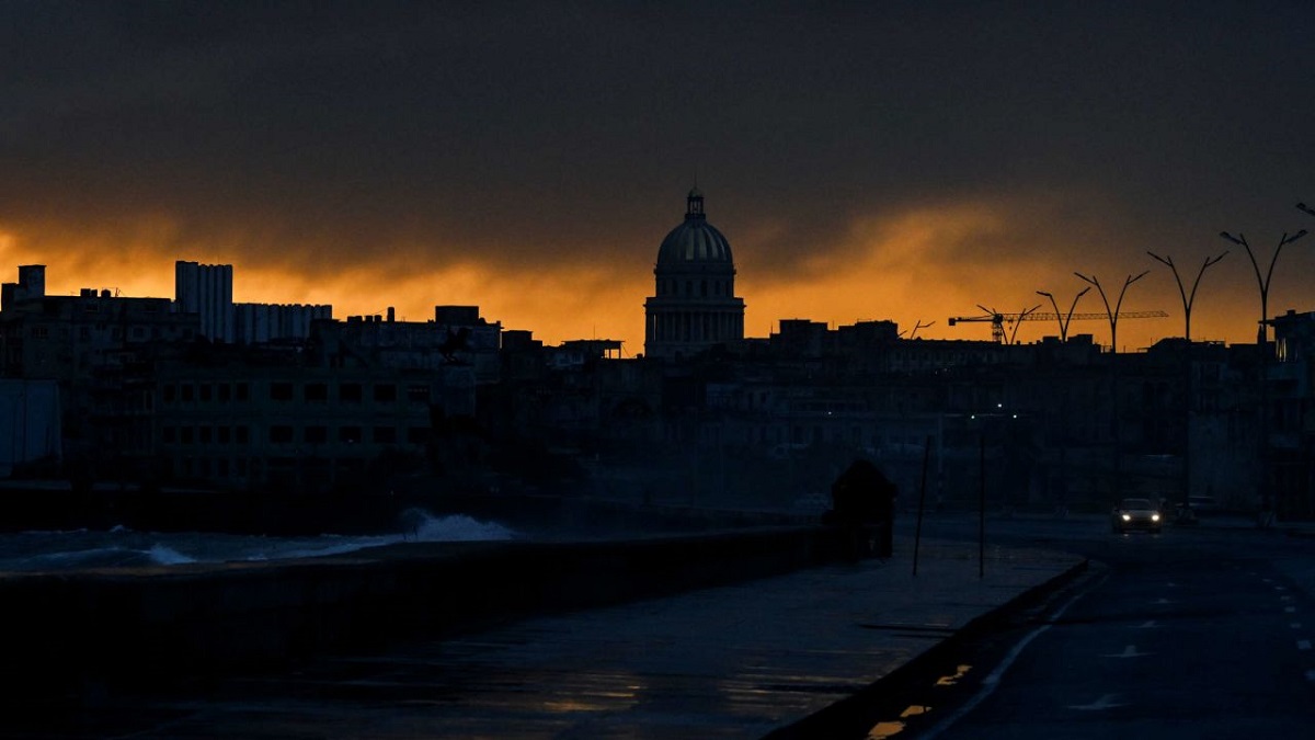 En la foto, La Habana amanece a oscuras