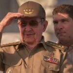 En la foto, Raúl Castro y su neto escolta, El Cangrejo