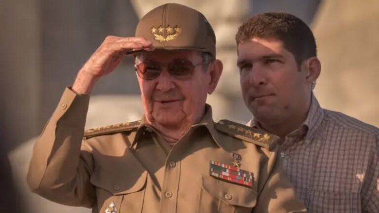 En la foto, Raúl Castro y su neto escolta, El Cangrejo