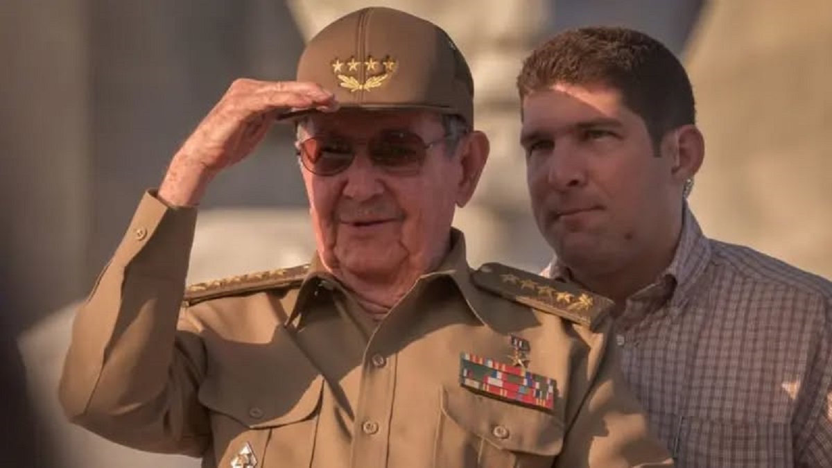 En la foto, Raúl Castro y su neto escolta, El Cangrejo