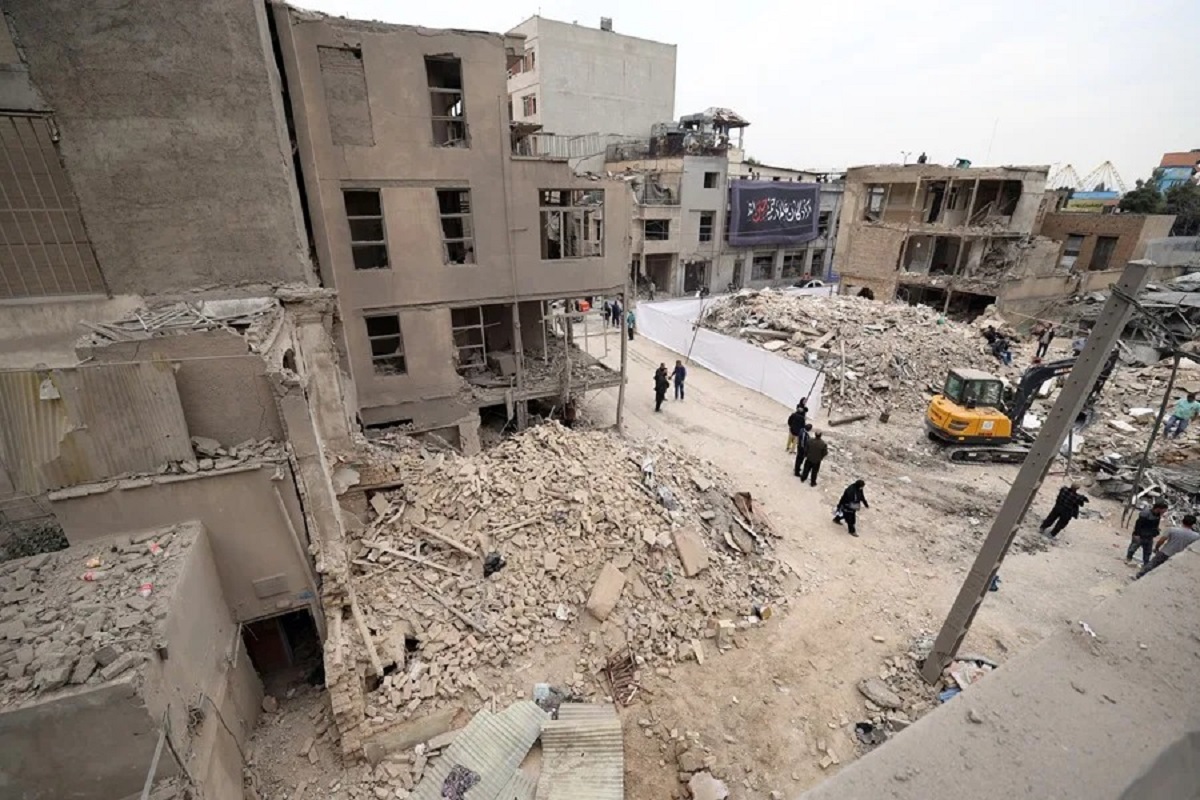 En la foto, Ciudadanos iraníes caminan entre edificios dañados en el sur de Teherán en los ataques israelíes de este pasado domingo