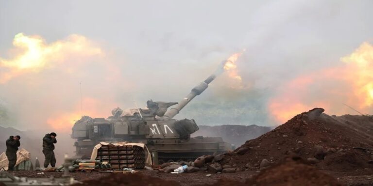 En la foto, una unidad de artillería israelí desplegada en un lugar no revelado de la frontera israelí con el Líbano bombardea objetivos en el Líbano