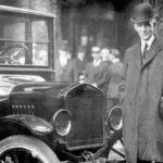 En la foto, Henry Ford con unos de sus primeros automóviles
