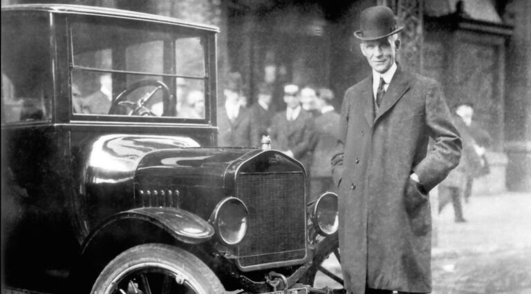 En la foto, Henry Ford con unos de sus primeros automóviles