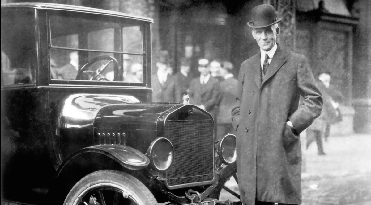En la foto, Henry Ford con unos de sus primeros automóviles