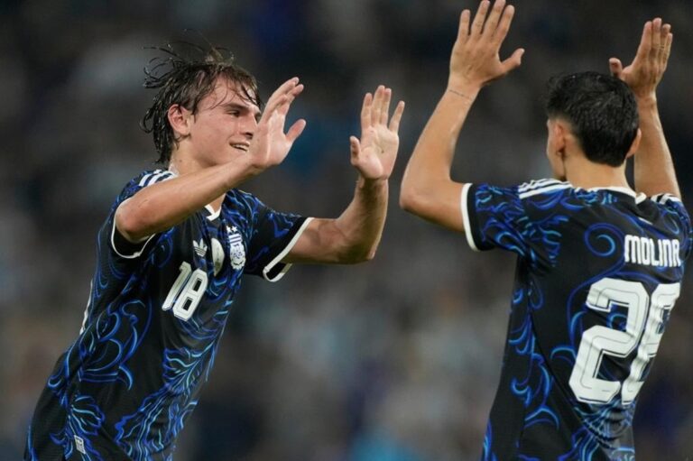 En la foto, Nico Paz celebra un gol ante Mauritania