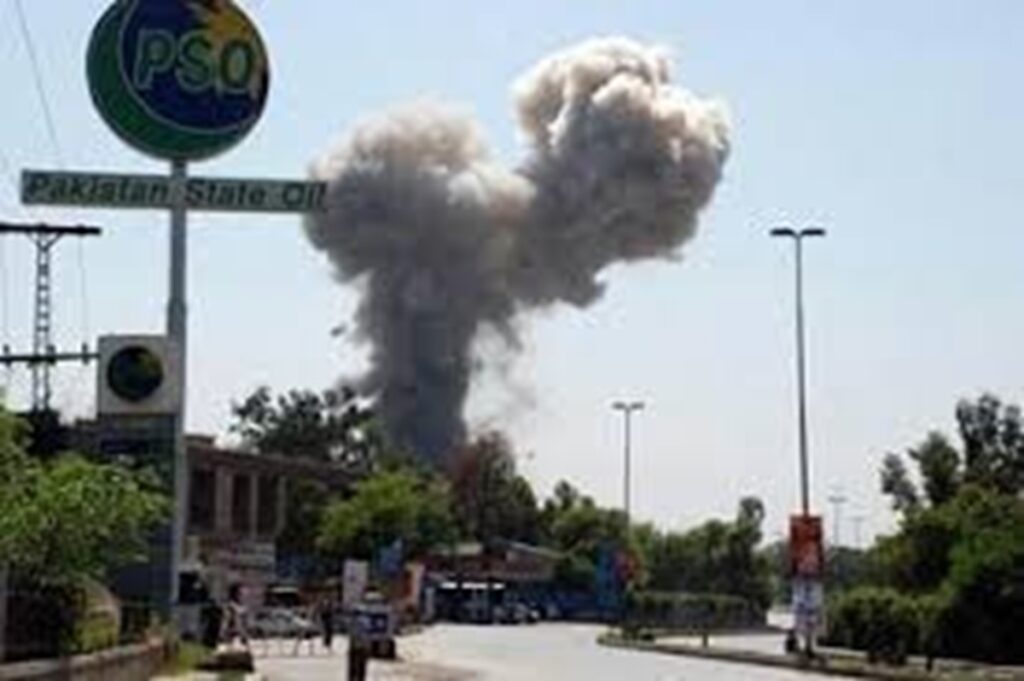 En la foto, momento del ataque al consulado pakistaní en Pakistán