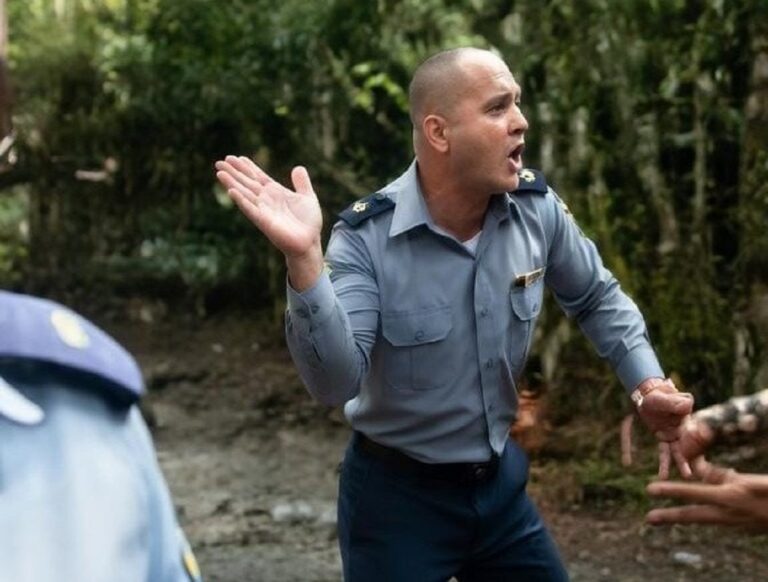 En la foto, un policía cubano golpea a alguien