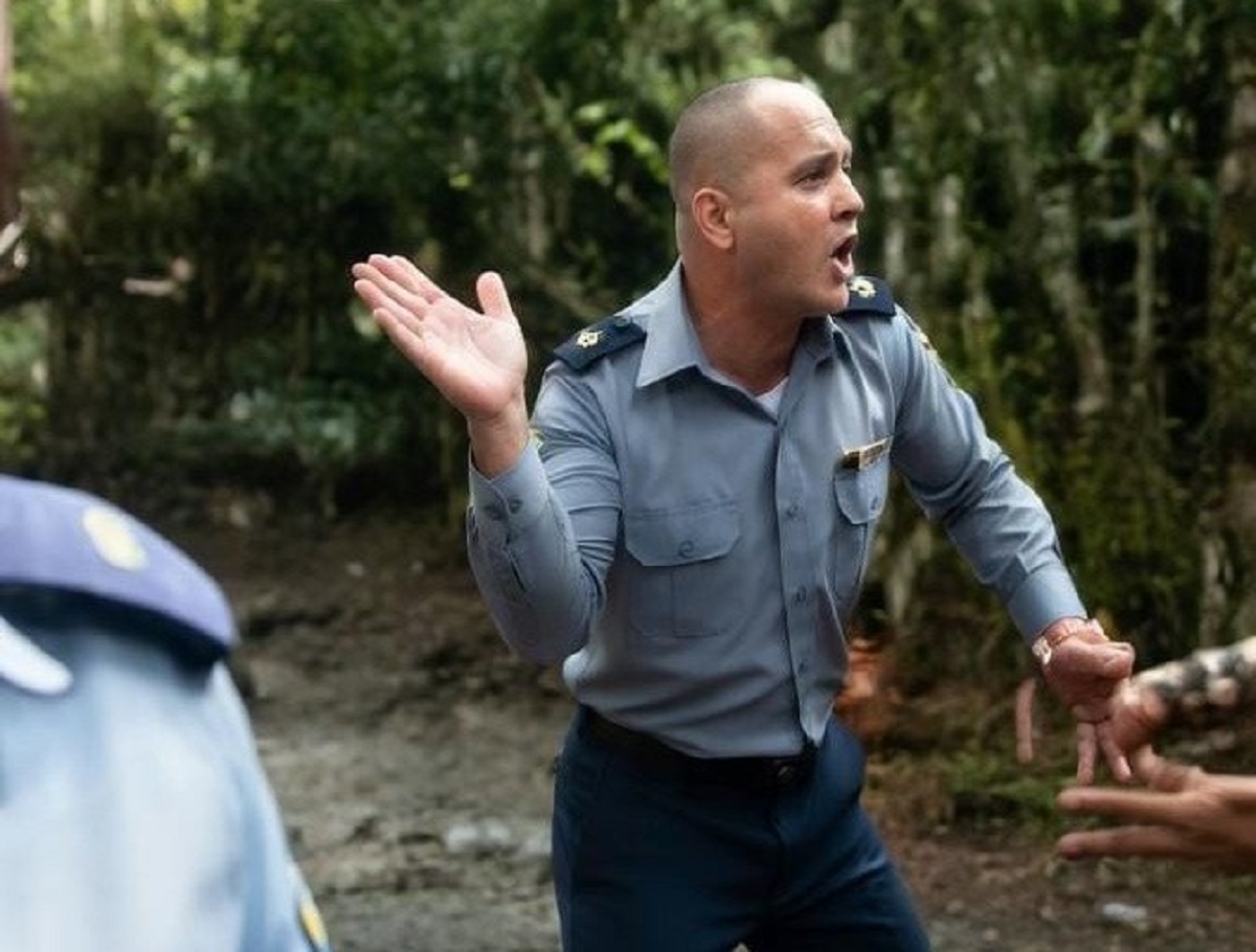 En la foto, un policía cubano golpea a alguien