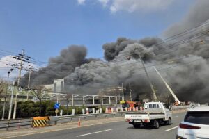 En la foto, Una columna de humo negro se eleva tras un incendio en una fábrica de piezas de automóvil en Daejeon, Corea del Sur