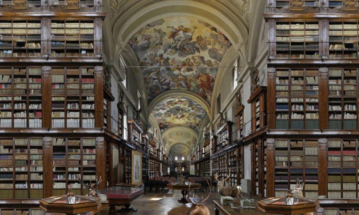En la foto, la biblioteca del Vaticano