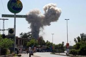 En la foto, momento del ataque al consulado pakistaní en Pakistán