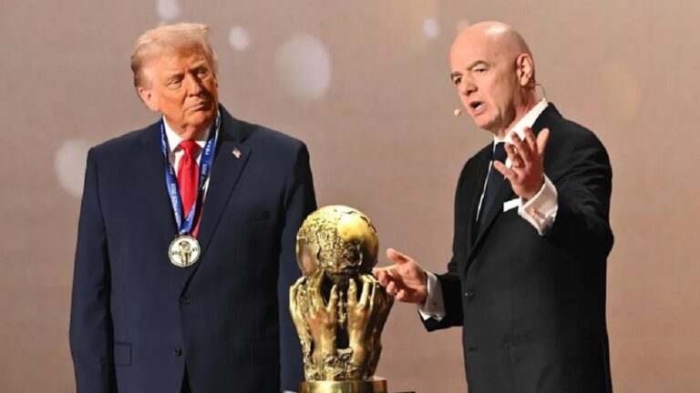 En la foto, Gianni Infantino y Donald Trump