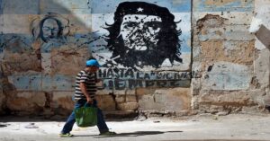 En la foto, una facha con una imagen en mal estado del Che Guevara y una consigna del castrismo