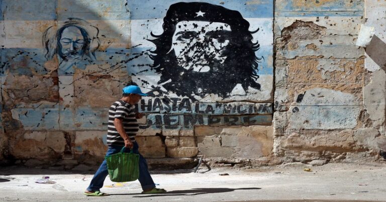 En la foto, una facha con una imagen en mal estado del Che Guevara y una consigna del castrismo