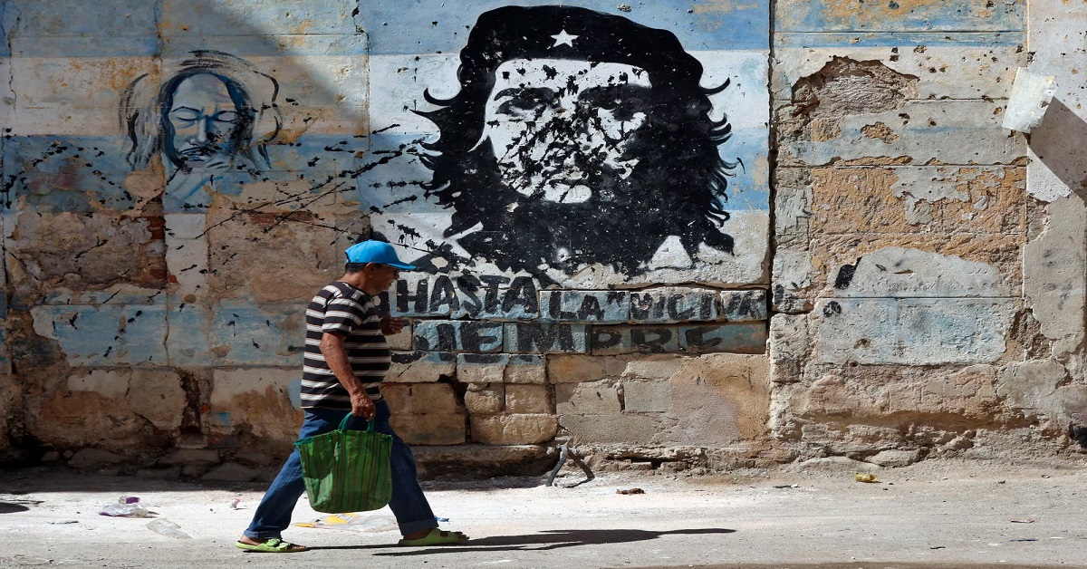 En la foto, una facha con una imagen en mal estado del Che Guevara y una consigna del castrismo