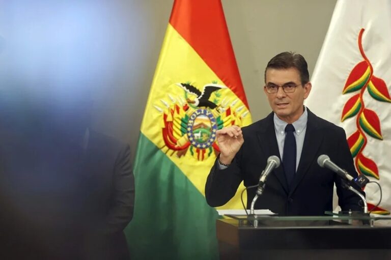 En la foto, el presidente de Bolivia, Rodrigo Paz, hablando durante una rueda de prensa en La Pa