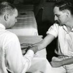 En la foto, el doctor Chester M. Southam, inyecta celulas cancerosas a pacientes enfermos