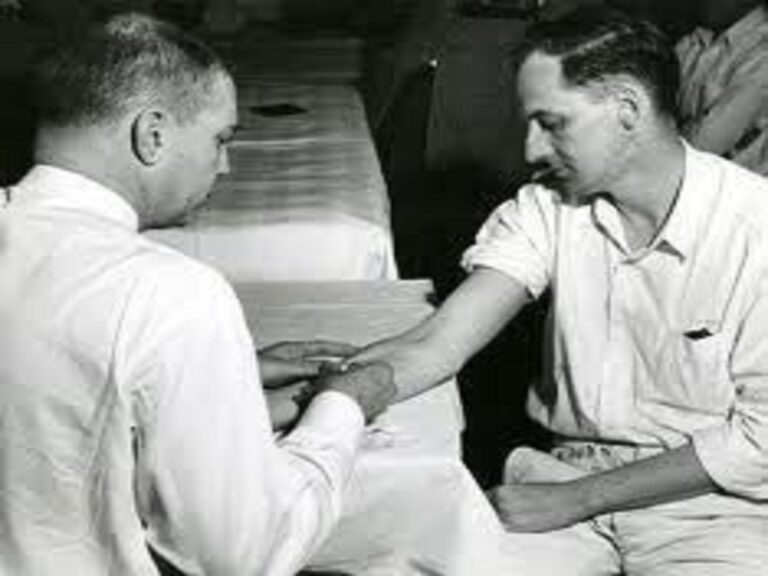 En la foto, el doctor Chester M. Southam, inyecta celulas cancerosas a pacientes enfermos