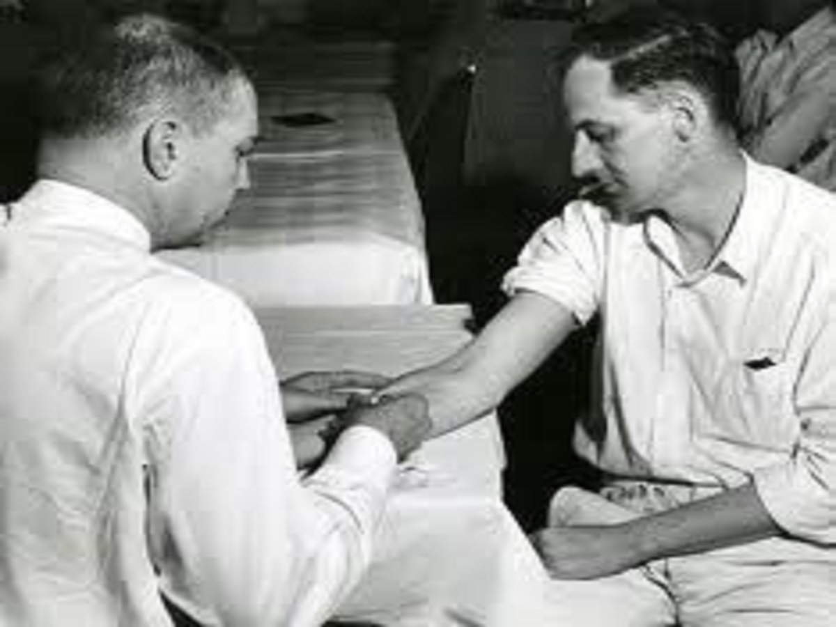 En la foto, el doctor Chester M. Southam, inyecta celulas cancerosas a pacientes enfermos