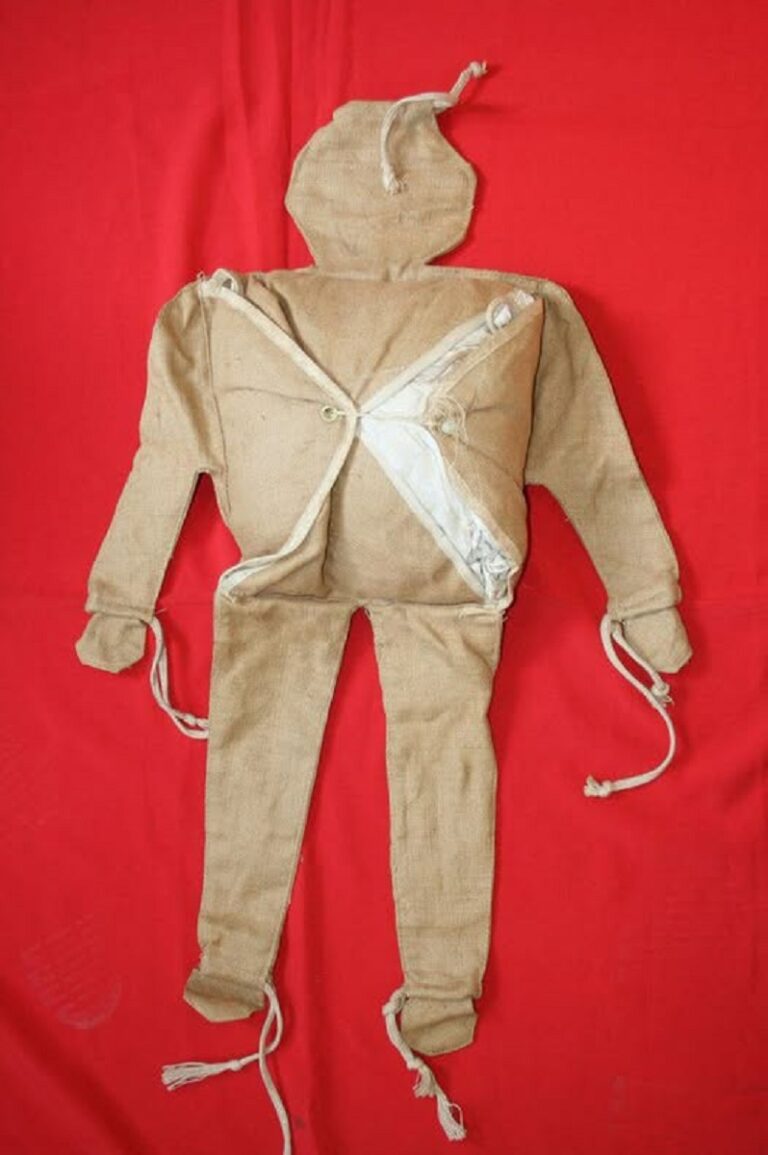 En la foto, los muñecos paracaidistas