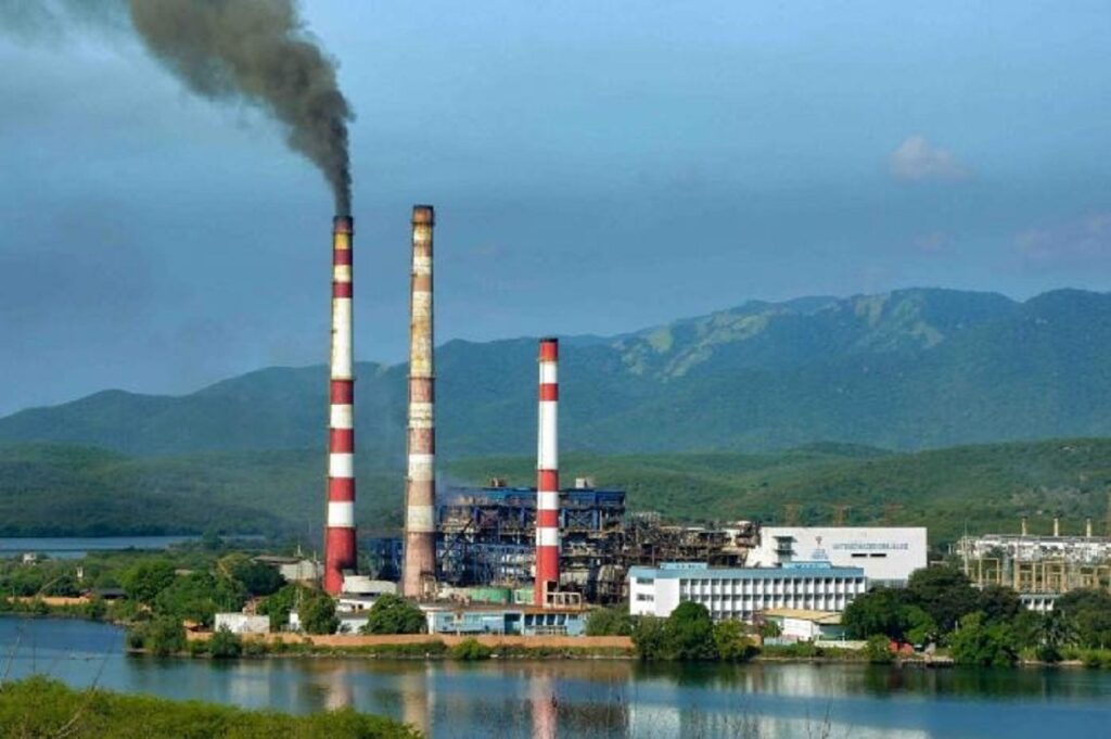 En la foto, una de las desvencijadas termoeléctricas cubanas