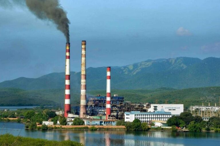 En la foto, una de las desvencijadas termoeléctricas cubanas