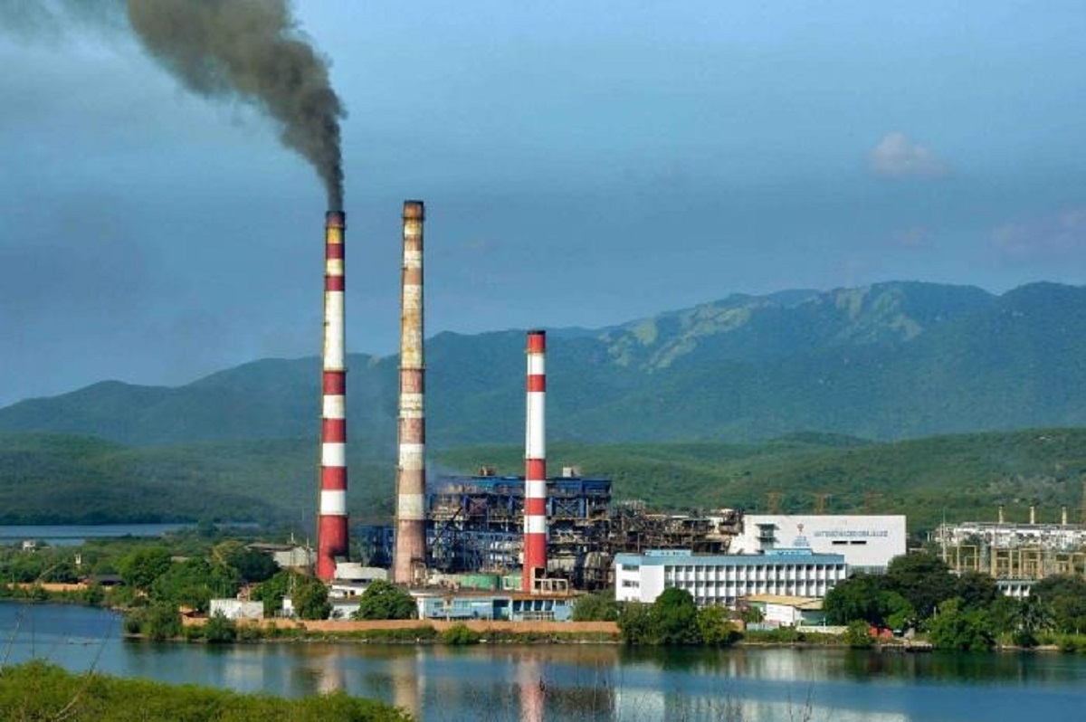 En la foto, una de las desvencijadas termoeléctricas cubanas