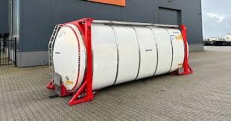 En la foto, tanques de combustible de los enviados por EEUU a Cuba