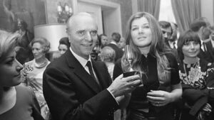 Ángel Sanz Briz en un acto social durante su carrera diplomática, conocido como el Ángel de Budapest por salvar a miles de judíos del Holocausto.