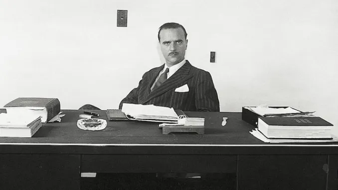 Ángel Sanz Briz, diplomático español conocido como el Ángel de Budapest, durante un evento oficial en su carrera diplomática.